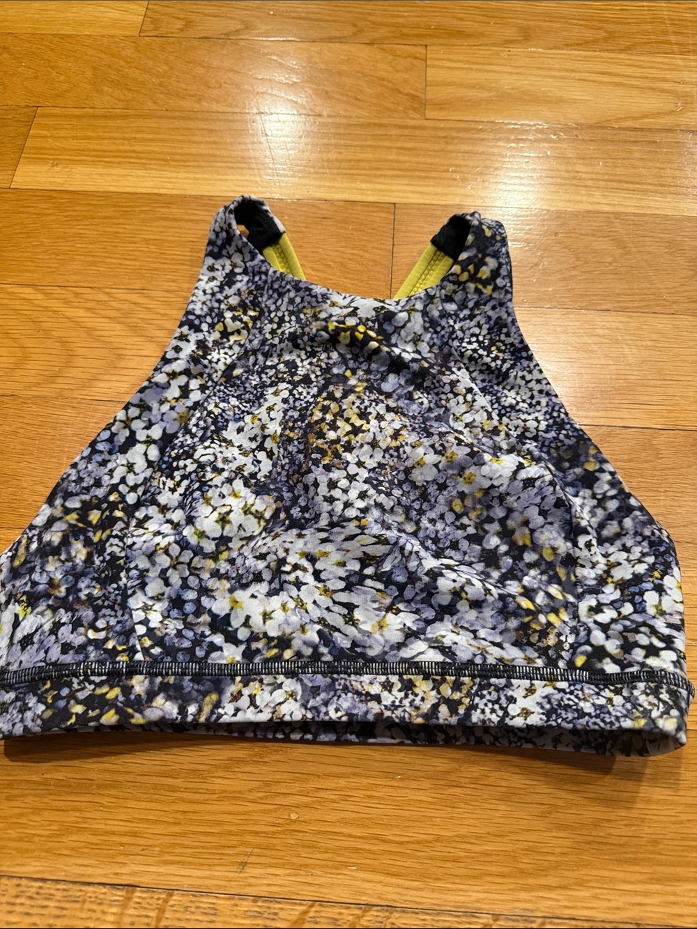 Lululemon Free to serene high neck bra size 6 .